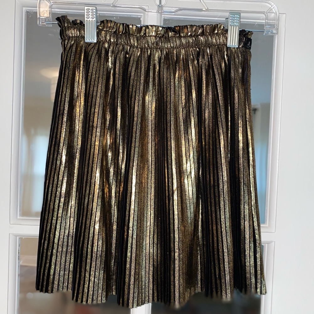 Metallic gold / black pleated skirt